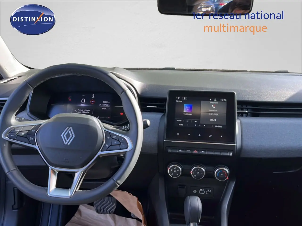 Vue intérieure avant du tableau de bord de la Renault Clio gris schiste avec écran tactile et volant multifonction.