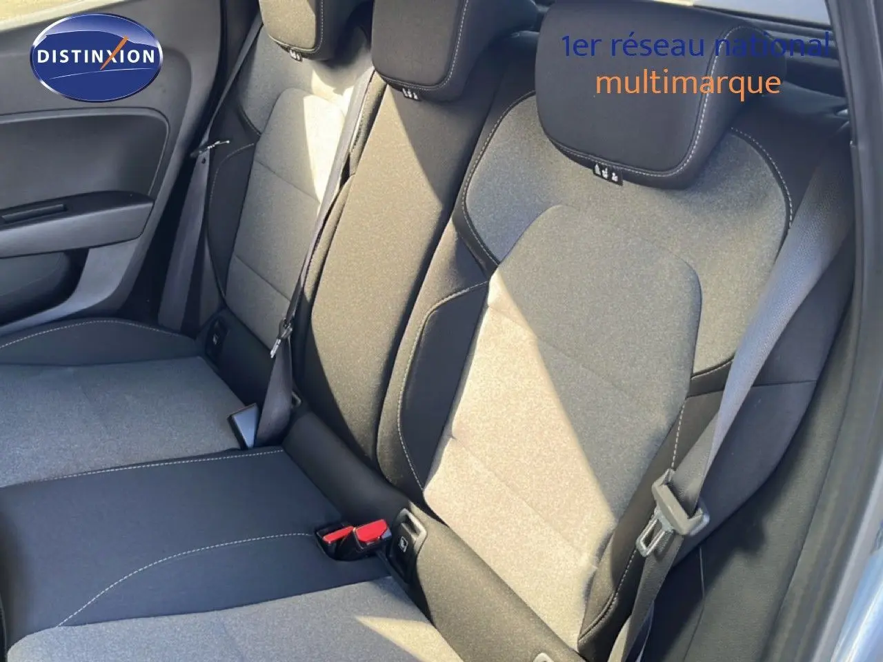 Vue intérieure côté droit des sièges arrière gris tissu et cuir de la Renault Clio 2025 gris schiste métal.