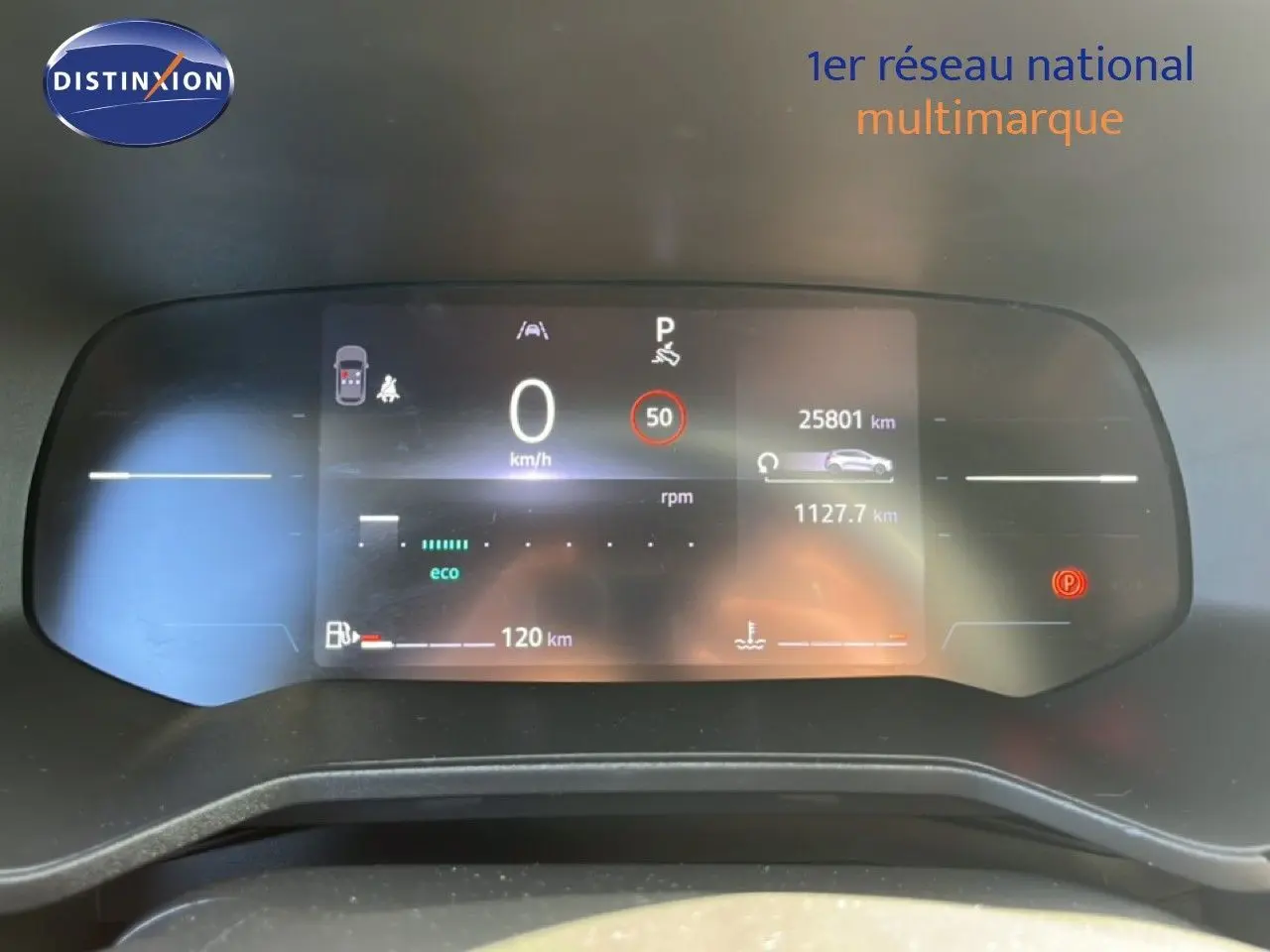 Tableau de bord numérique de la Renault Clio gris schiste, affichant la vitesse à 0 km/h et 25 801 km au compteur.