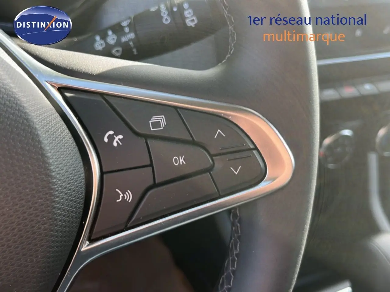 Gros plan sur les commandes multifonctions à droite du volant de la Renault Clio gris schiste métal, intérieur noir.