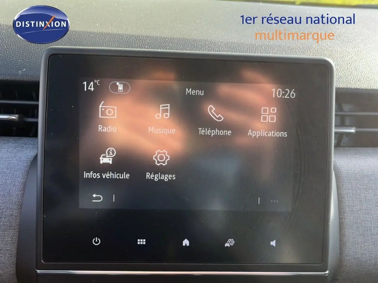 Écran tactile central de la Renault Clio 2025 en gros plan, affichant le menu multimédia avec fond gris.