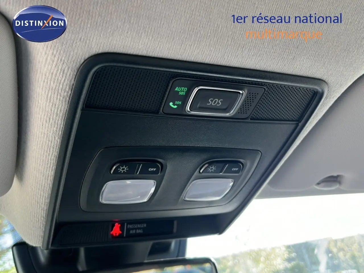 Vue intérieure du plafonnier avec commandes d’éclairage et bouton SOS de la Renault Clio gris schiste métal.