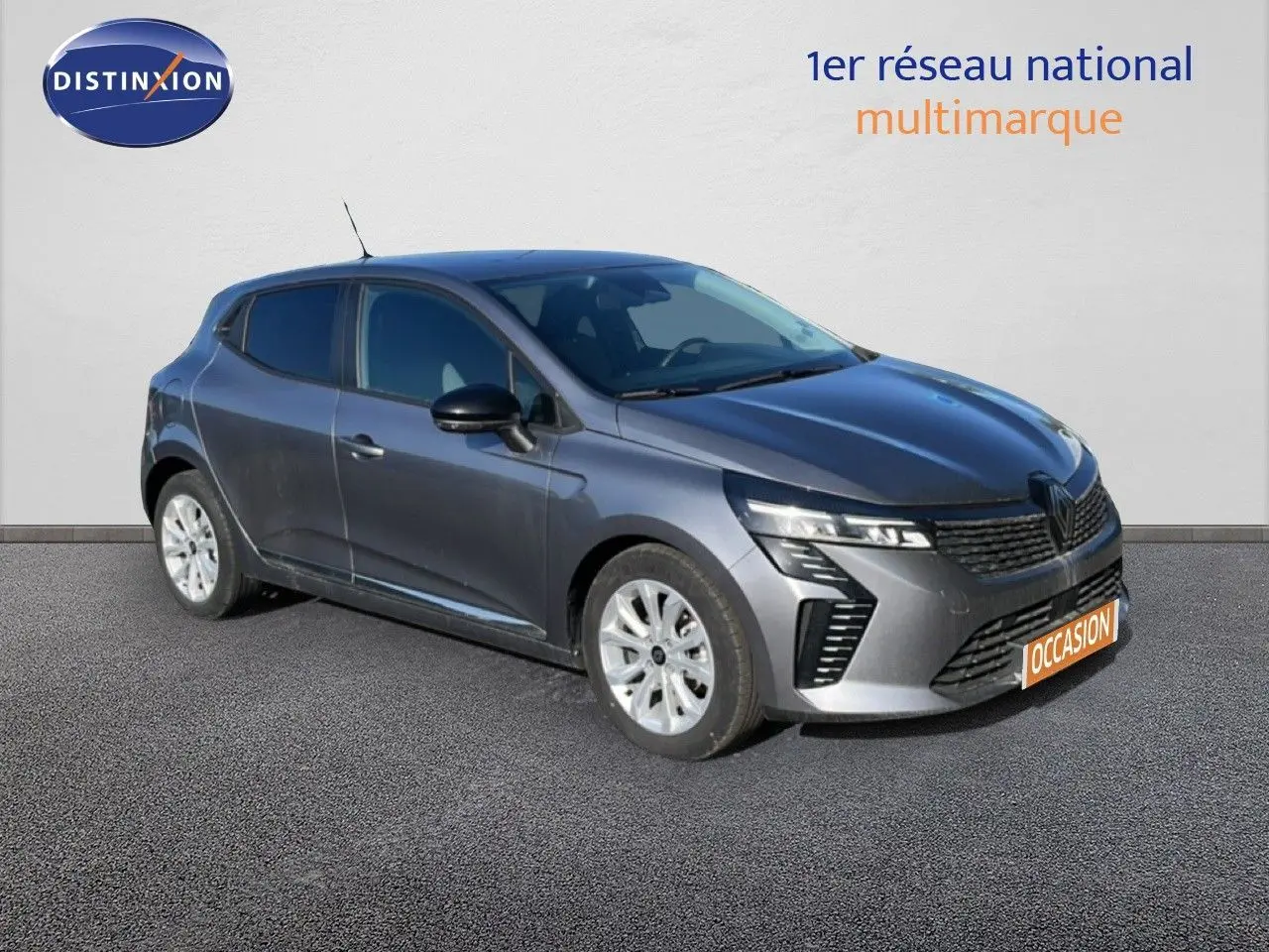 Renault Clio 2025 gris schiste métal vue 3/4 avant droit, avec phares LED et calandre noire distinctive.