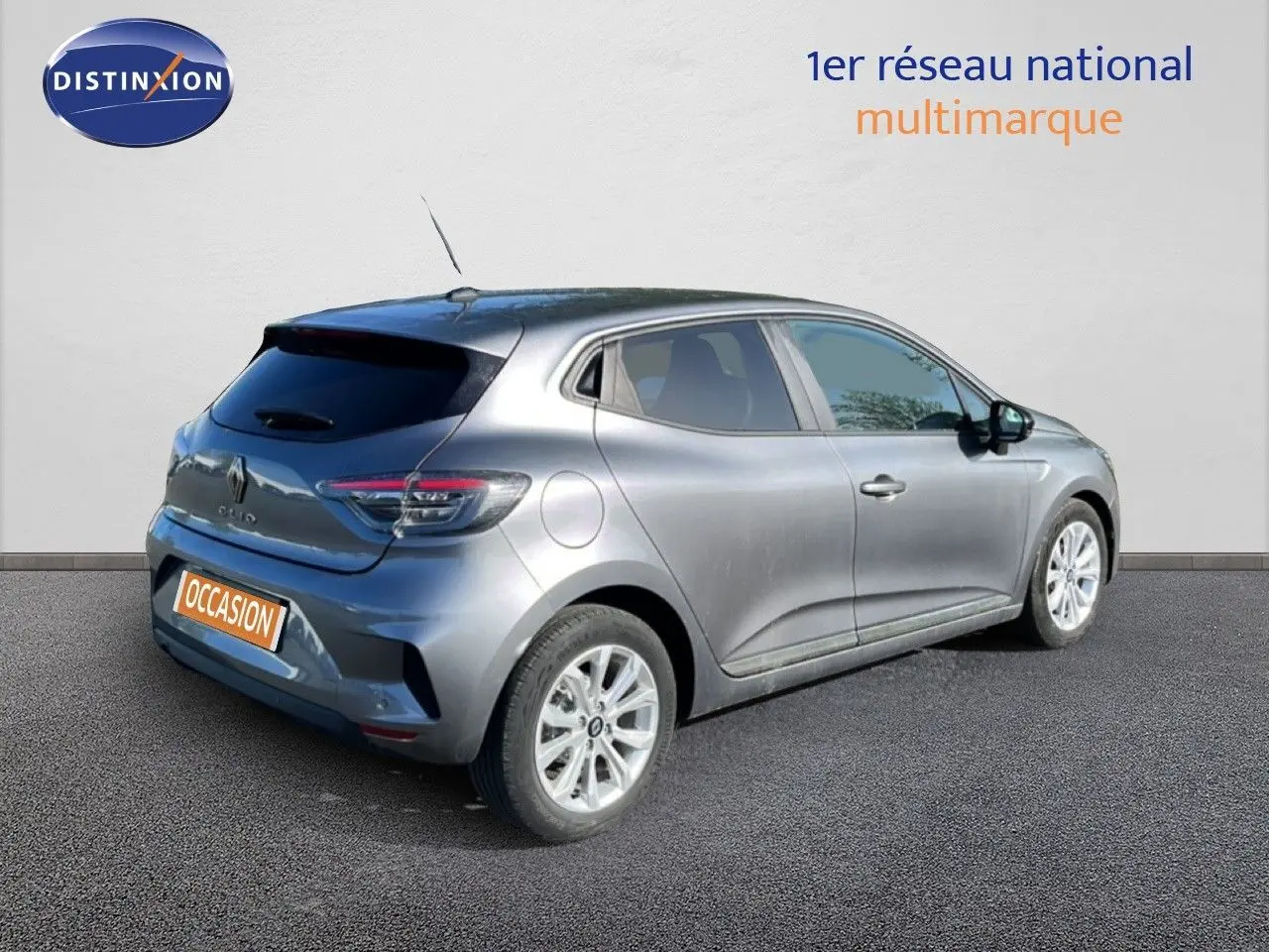 Renault Clio gris schiste métal vue 3/4 arrière droit, avec jantes alliage et vitres teintées.