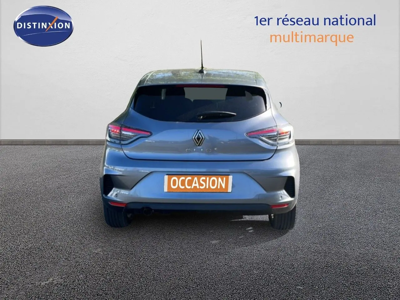 Vue arrière d'une Renault Clio gris schiste métal 2025 avec feux LED et plaque d'immatriculation "OCCASION".