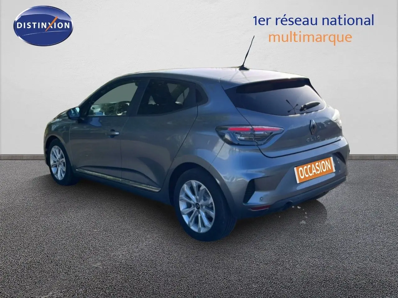 Renault Clio 2025 gris schiste métal vue 3/4 arrière droit, avec feux LED et jantes alliage 16 pouces.