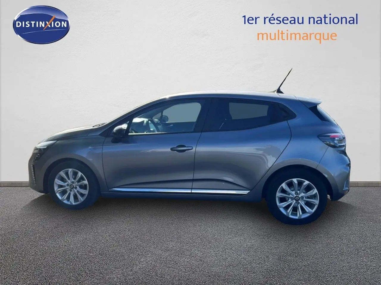Profil droit d'une Renault Clio 2025 gris schiste métal avec jantes alliage et vitres teintées.