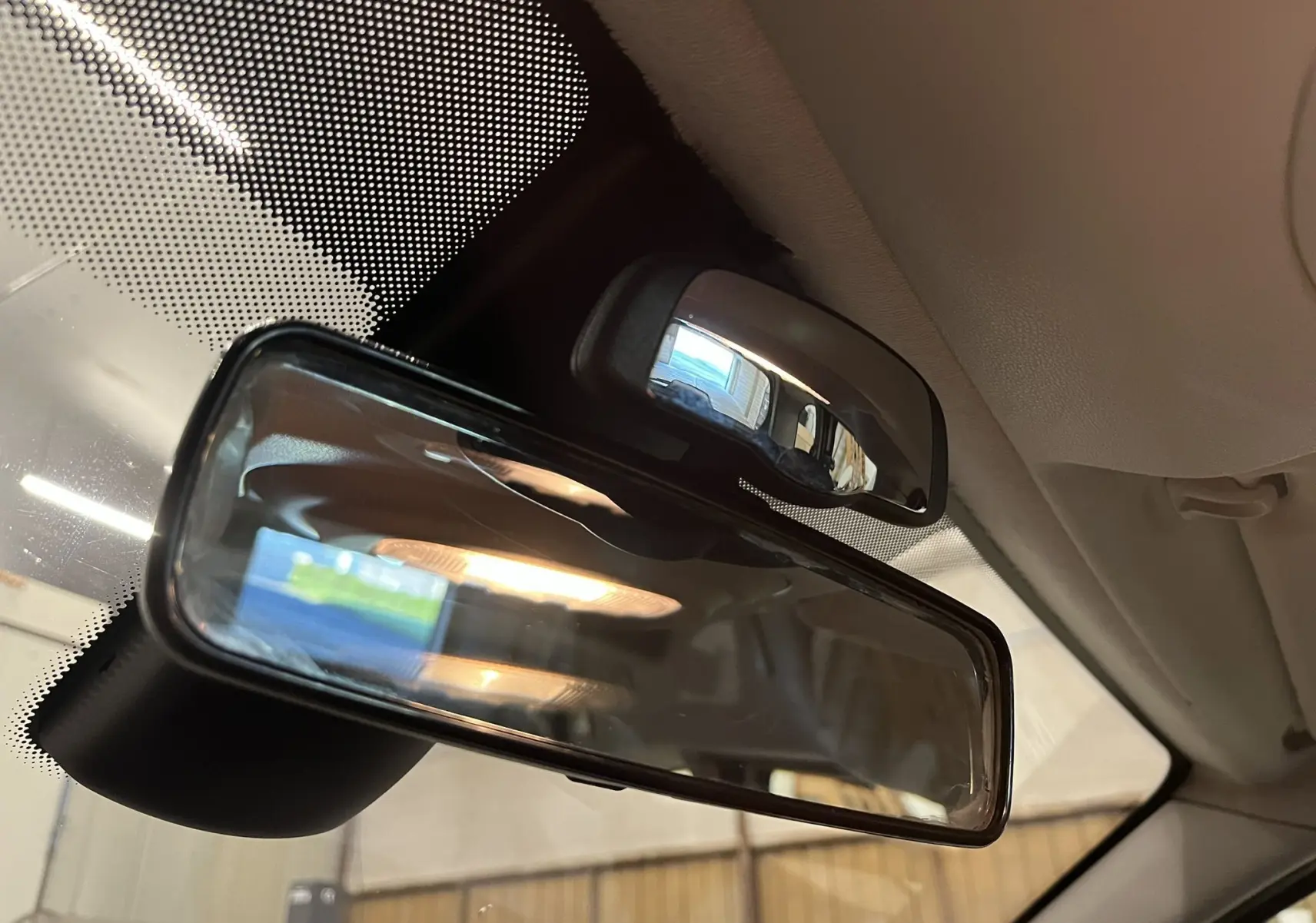 Vue rapprochée du rétroviseur intérieur et du miroir de surveillance enfant du Peugeot Partner Tepee gris aluminium de 2013.