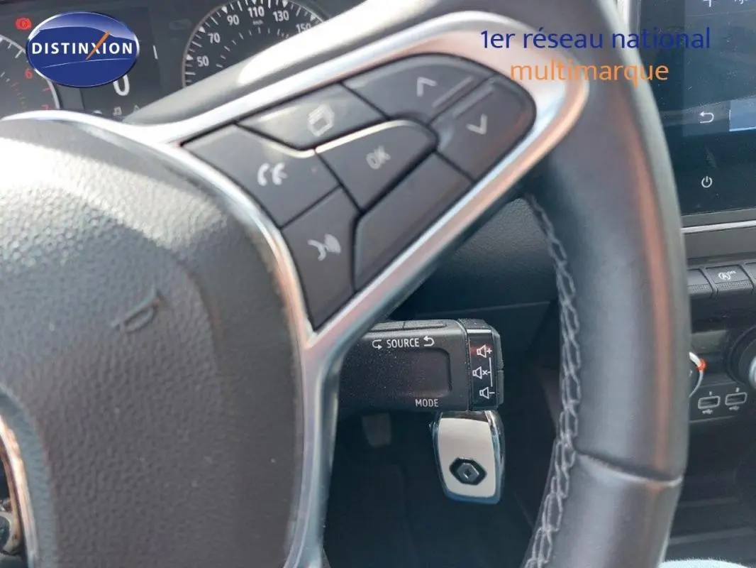 Vue rapprochée du volant de la Renault Clio V SCe 75 Business 2020 avec commandes audio intégrées et tableau de bord partiel.