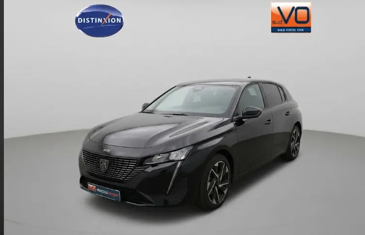 Peugeot 308 Hybrid noir vue 3/4 avant droit, avec calandre distinctive et jantes alliage modernes.
