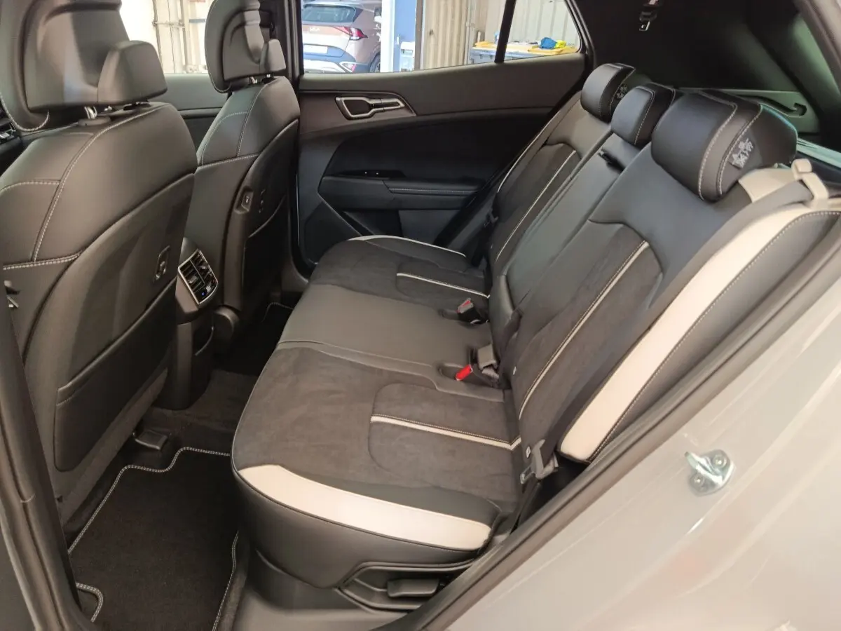 Vue intérieure côté gauche montrant la banquette arrière gris clair et noir du Kia Sportage 2026 GT-Line.