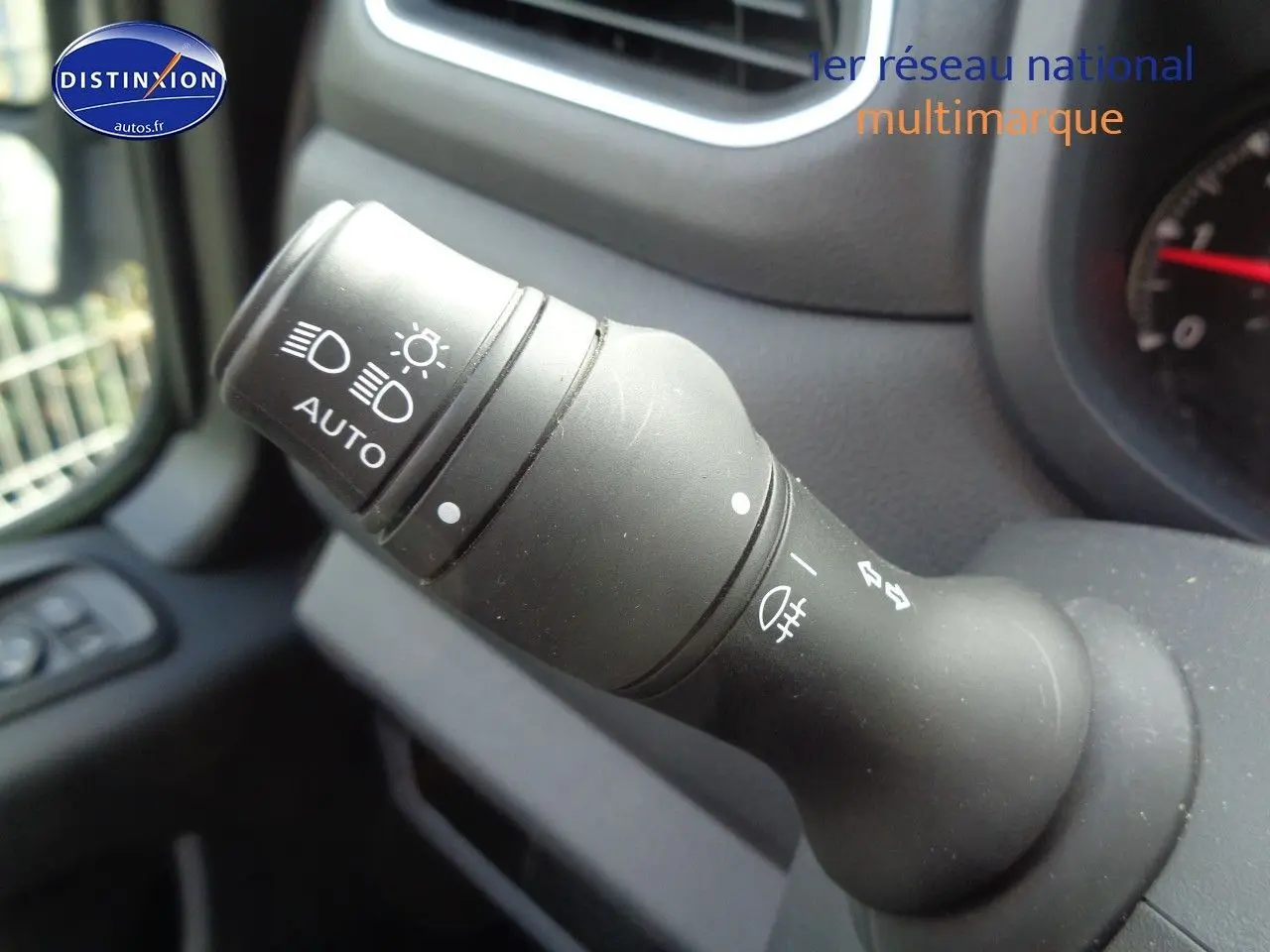 Gros plan sur la commande des phares automatique dans l'habitacle du fourgon Opel Movano blanc polaire 2022.