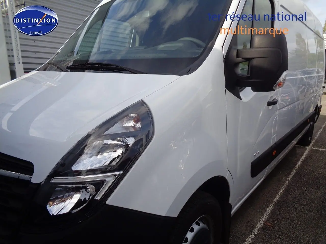 Vue 3/4 avant droit d'un Opel Movano Fourgon blanc polaire avec rétroviseur noir et protections latérales noires.