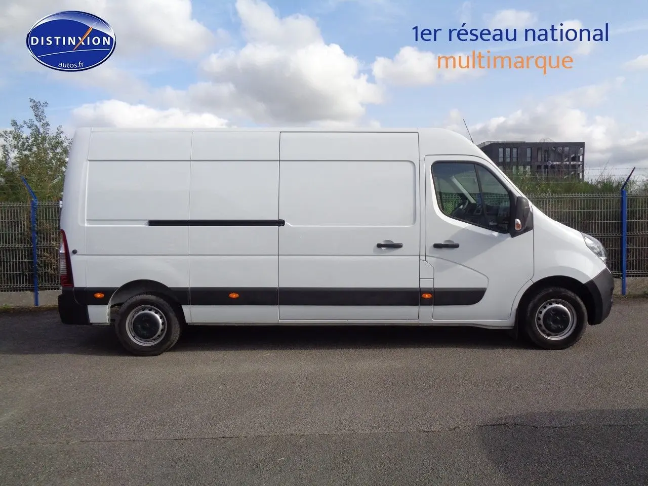 Profil côté gauche d'un fourgon Opel Movano L3H2 blanc polaire, avec portes latérales et jantes acier noires.