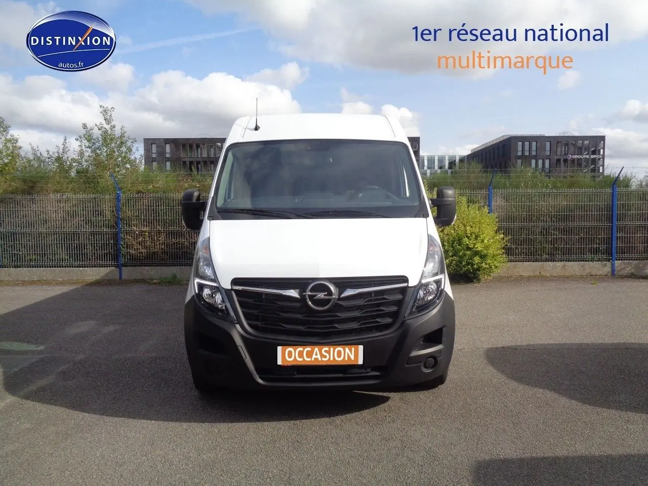 Opel Movano Fourgon blanc polaire vu de face, avec calandre noire et plaque "OCCASION" visible.
