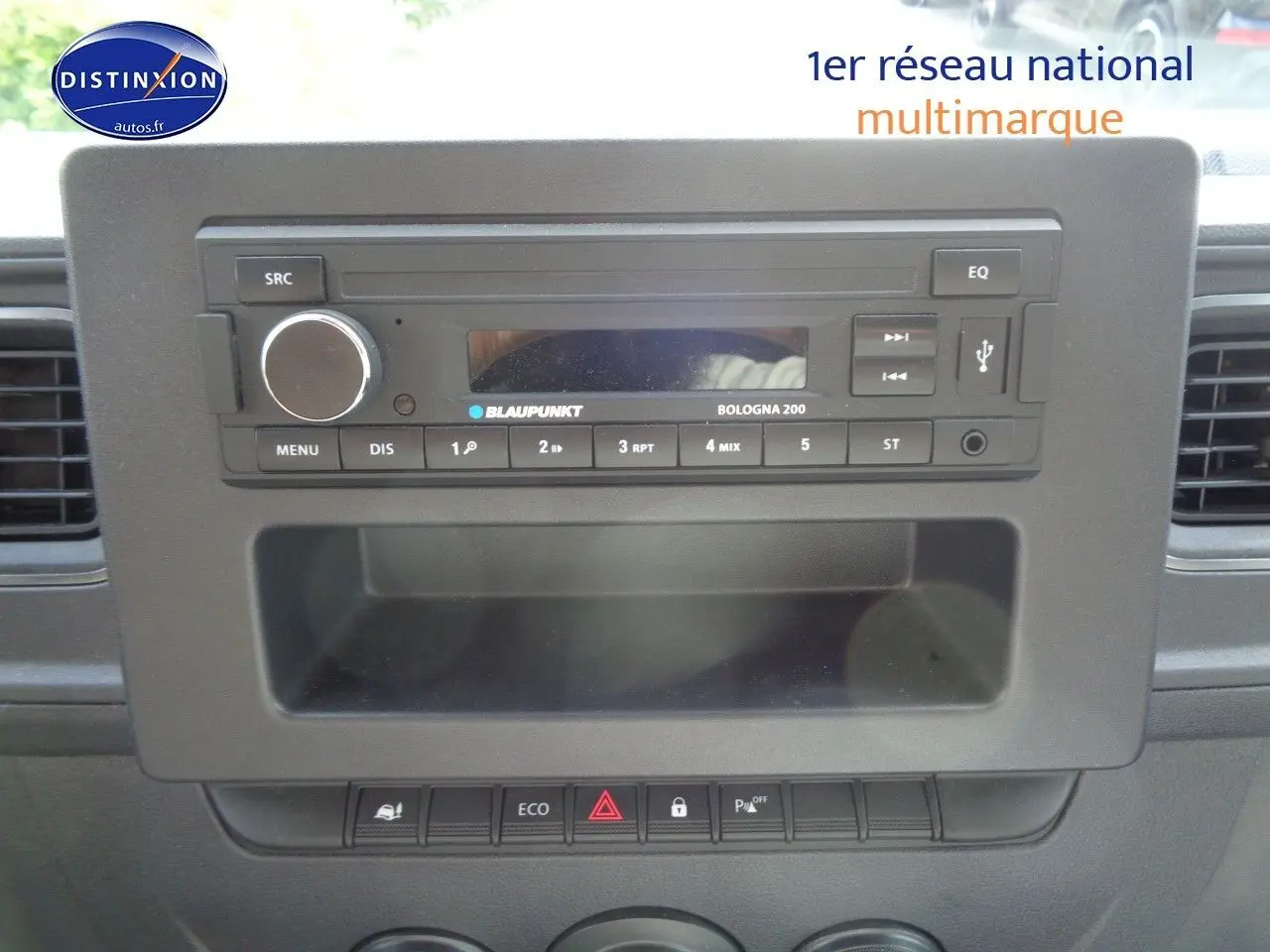 Tableau de bord noir avec autoradio Blaupunkt et rangements dans l'Opel Movano Fourgon blanc polaire 2022.