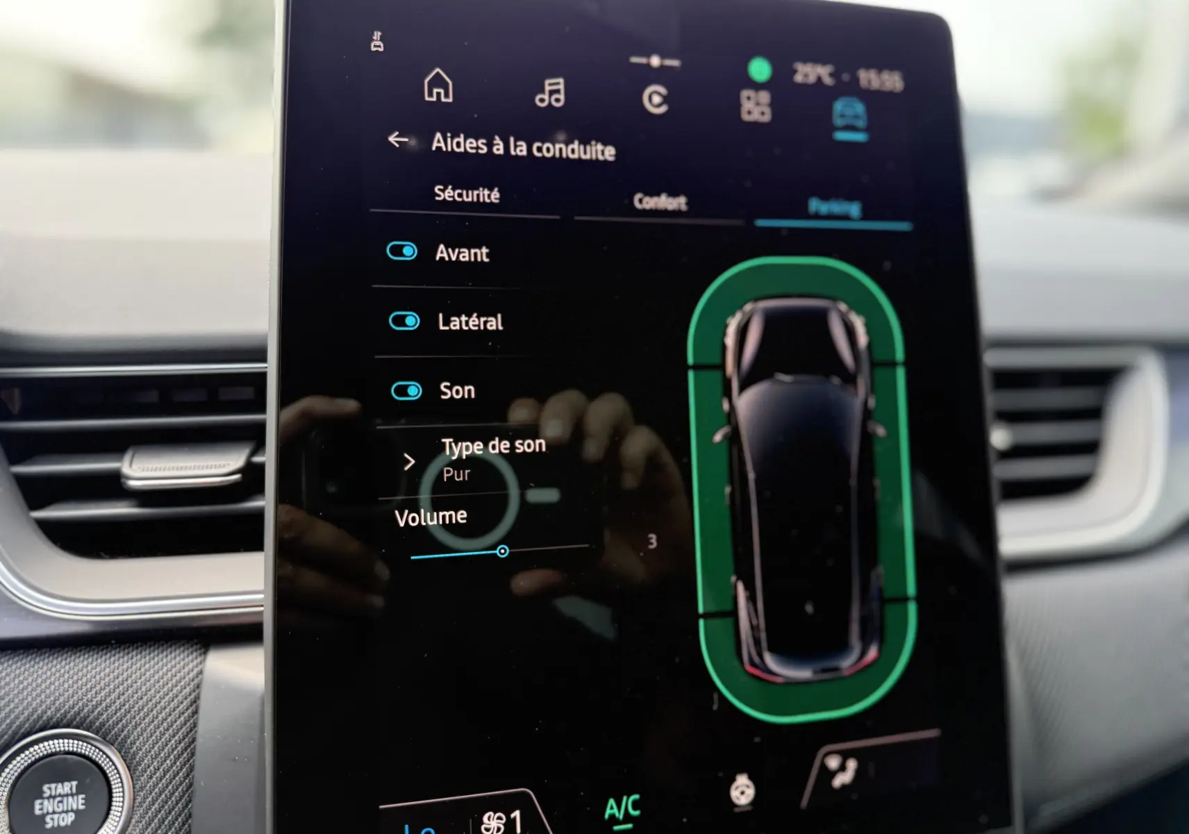 Écran tactile intérieur du Renault Captur 2025 affichant les aides à la conduite et la vue top-down du véhicule noir étoile.