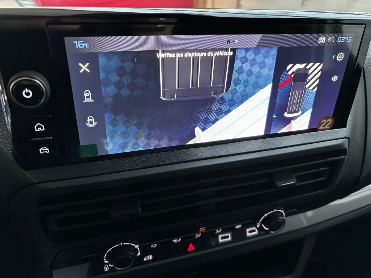 Écran tactile intérieur du Peugeot Expert Fourgon blanc 2025 montrant l'aide au stationnement vue du dessus.