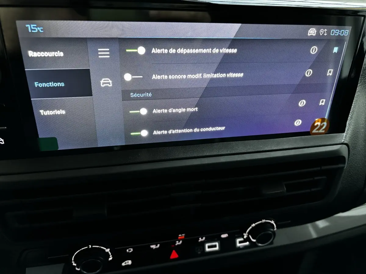 Écran tactile central du Peugeot Expert Fourgon 2025 montrant les alertes de sécurité et les fonctions d'assistance conducteur.