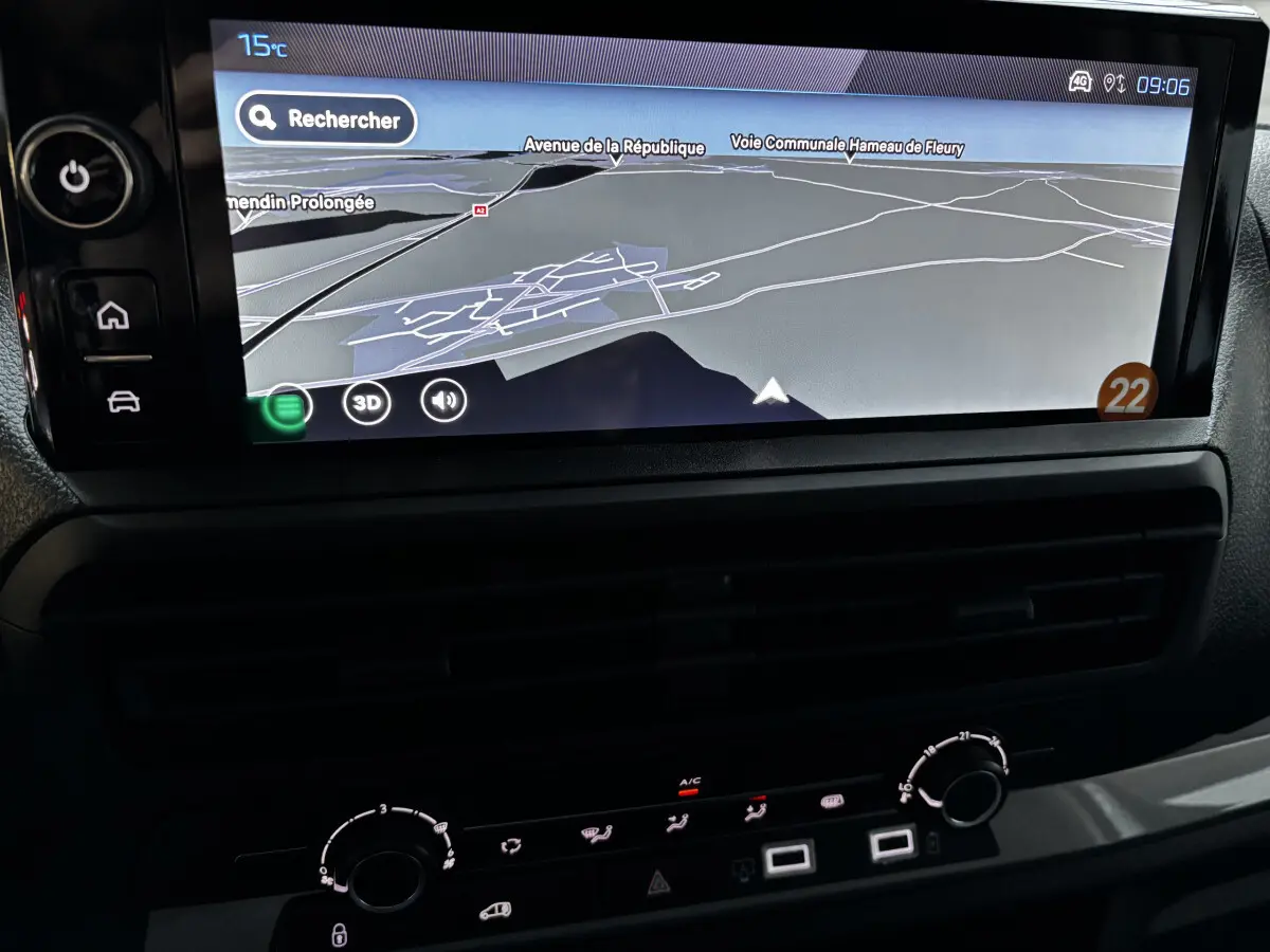 Écran tactile du système de navigation du Peugeot Expert Fourgon blanc 2025, avec commandes climatisation en dessous.