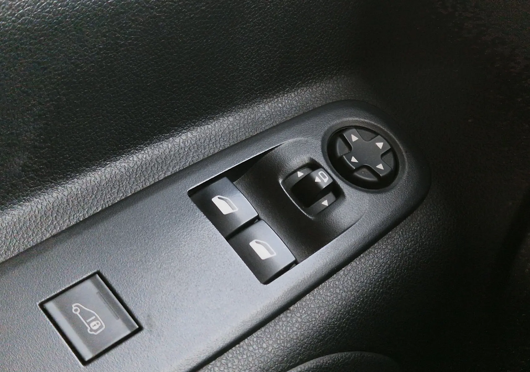 Panneau de commandes des vitres et rétroviseurs côté conducteur du Peugeot Partner gris 2021, vue rapprochée.
