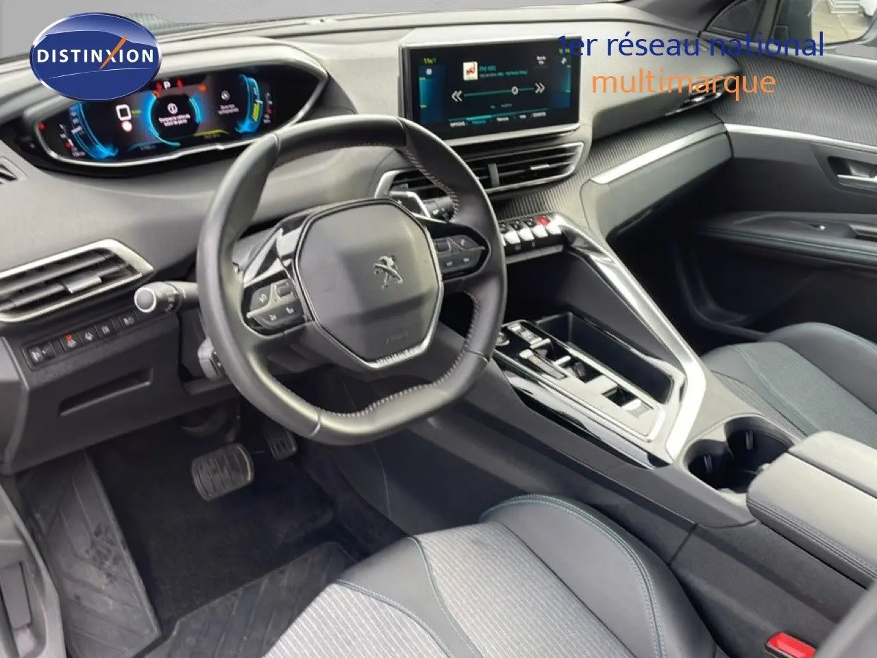 Intérieur avant du Peugeot 3008 hybride 2024, vue côté conducteur, avec tableau de bord numérique et sellerie tissu noir.