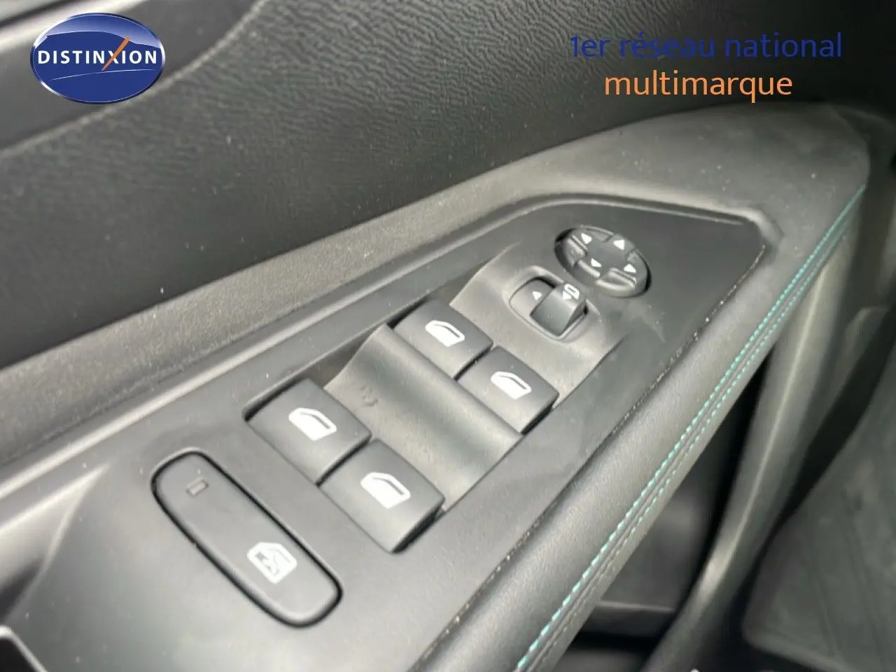 Gros plan sur les commandes des vitres et rétroviseurs côté gauche d’un Peugeot 3008 bleu Célèbes Métal 2024.