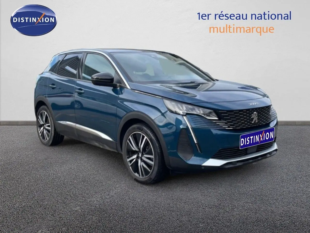Peugeot 3008 hybride rechargeable bleu Célèbes, vue 3/4 avant droit, calandre noire et jantes alliage bicolores.