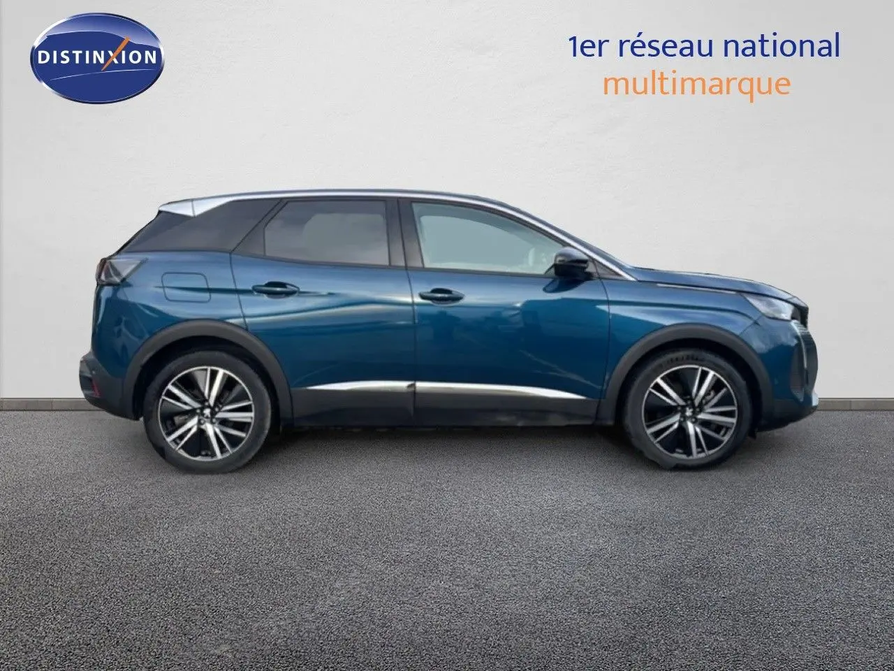 Profil droit du Peugeot 3008 hybride rechargeable 2024 en bleu Celebes Metal avec jantes alliage et toit noir contrasté.