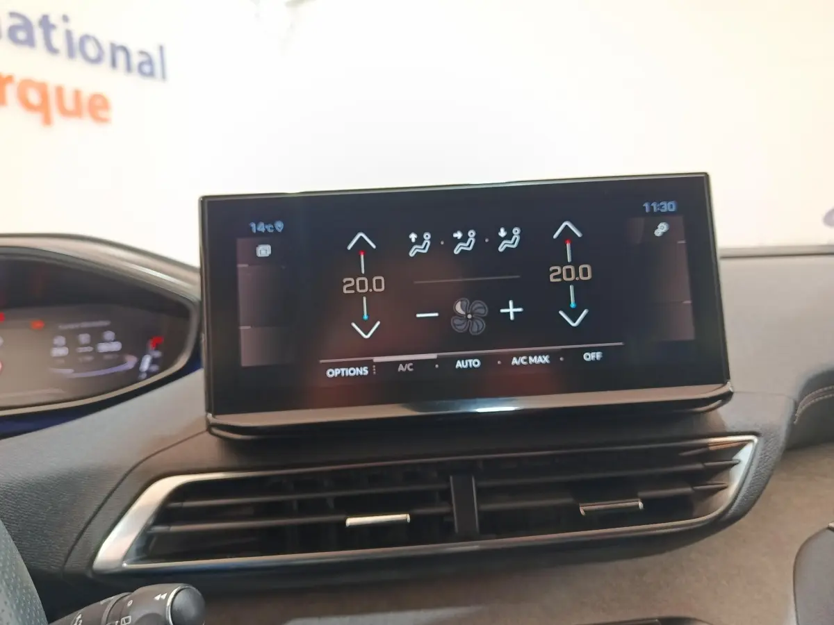 Écran tactile central affichant la climatisation à 20°C sur le tableau de bord du Peugeot 5008 GT 2023.