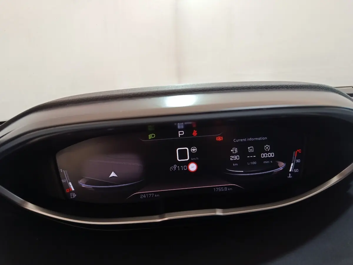 Gros plan sur le combiné numérique du Peugeot 5008 GT 2023 affichant la vitesse, autonomie et température moteur.