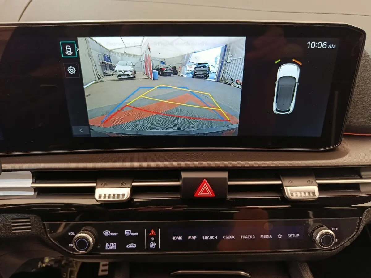 Écran tactile central du Kia Sportage 2026 affichant la caméra de recul avec guidage et vue 360° du véhicule.