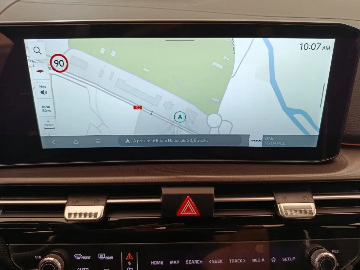 Vue rapprochée de l’écran tactile de navigation du tableau de bord du Kia Sportage gris foncé 2026.