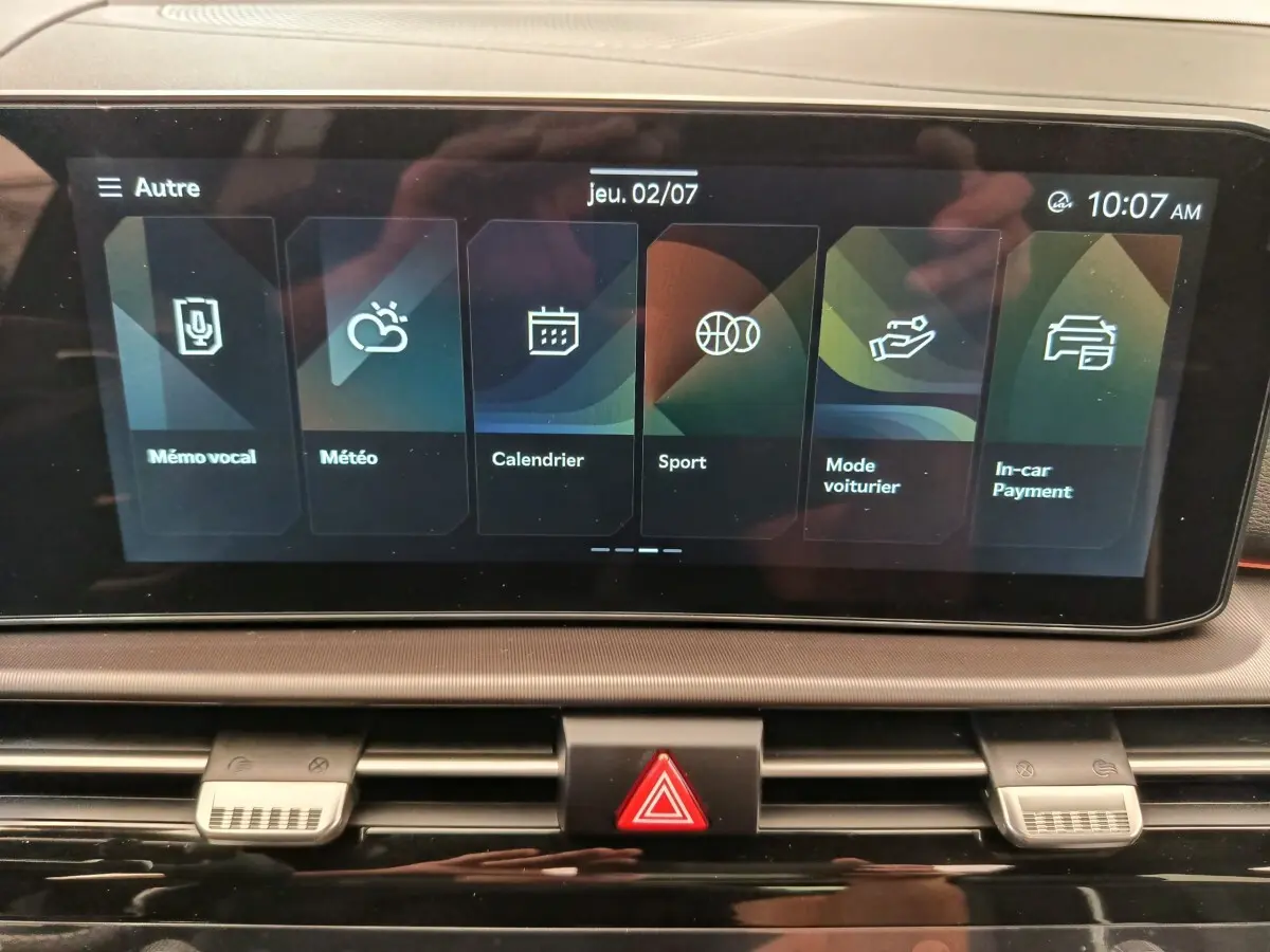 Écran tactile central du tableau de bord du Kia Sportage 2026 affichant plusieurs options dont météo et sport.