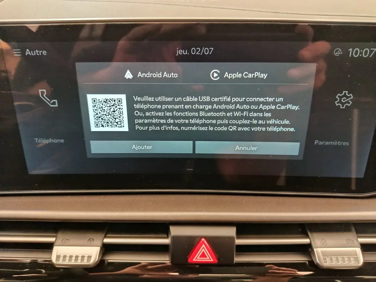 Écran tactile central affichant la connexion Android Auto et Apple CarPlay dans l’habitacle du Kia Sportage gris foncé.