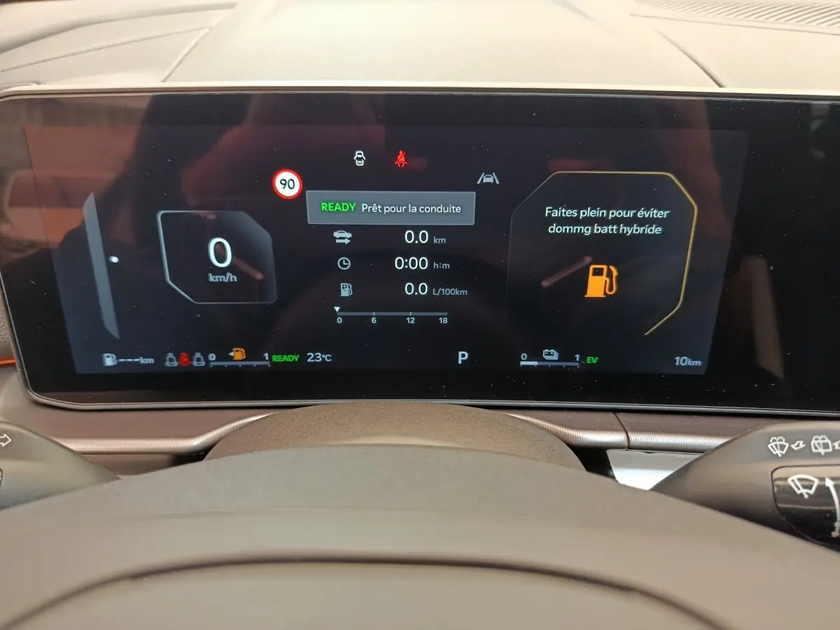 Affichage numérique du combiné d'instruments du Kia Sportage 2026, avec informations de conduite et alertes visibles.