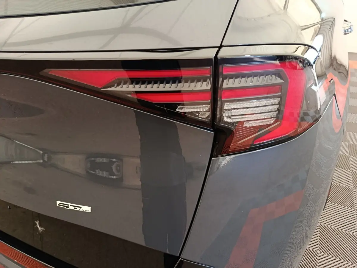 Gros plan sur le feu arrière droit du KIA Sportage gris foncé version GT-Line 2026 avec logo distinctif.