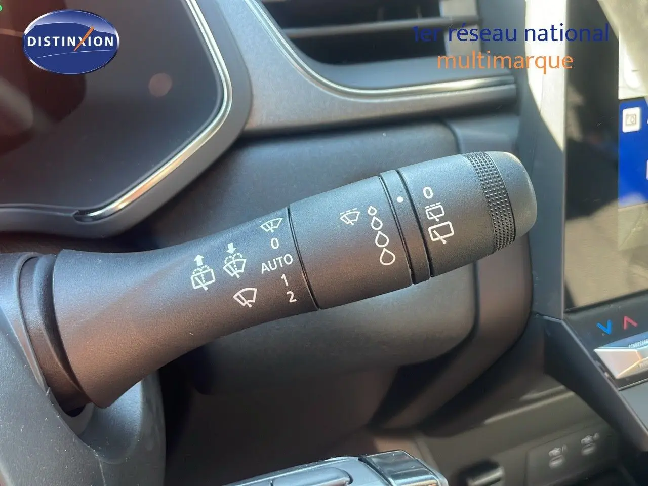 Gros plan sur la commande d’essuie-glace noire du Renault Captur E-Tech Hybrid 2025, intérieur moderne et épuré.