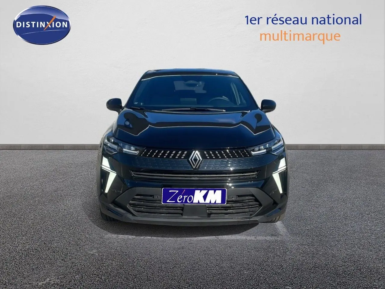 Renault Captur E-Tech F.Hybrid 145ch en noir étoile métal, vue frontale mettant en valeur ses phares LED et sa calandre moderne.