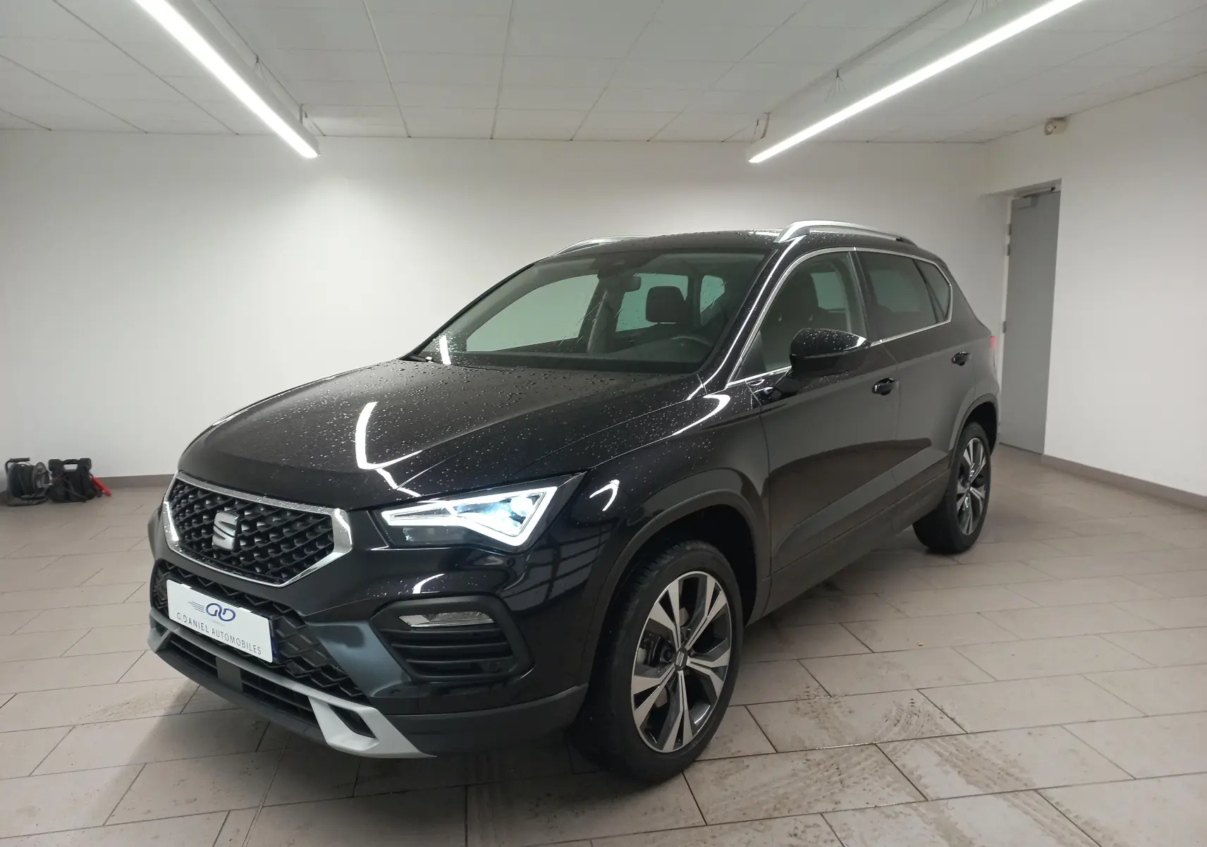 SEAT Ateca 2.0 TDI 150 DSG7 Copa noir Magic Nacré, vue 3/4 avant droit avec jantes alliage 18 pouces.