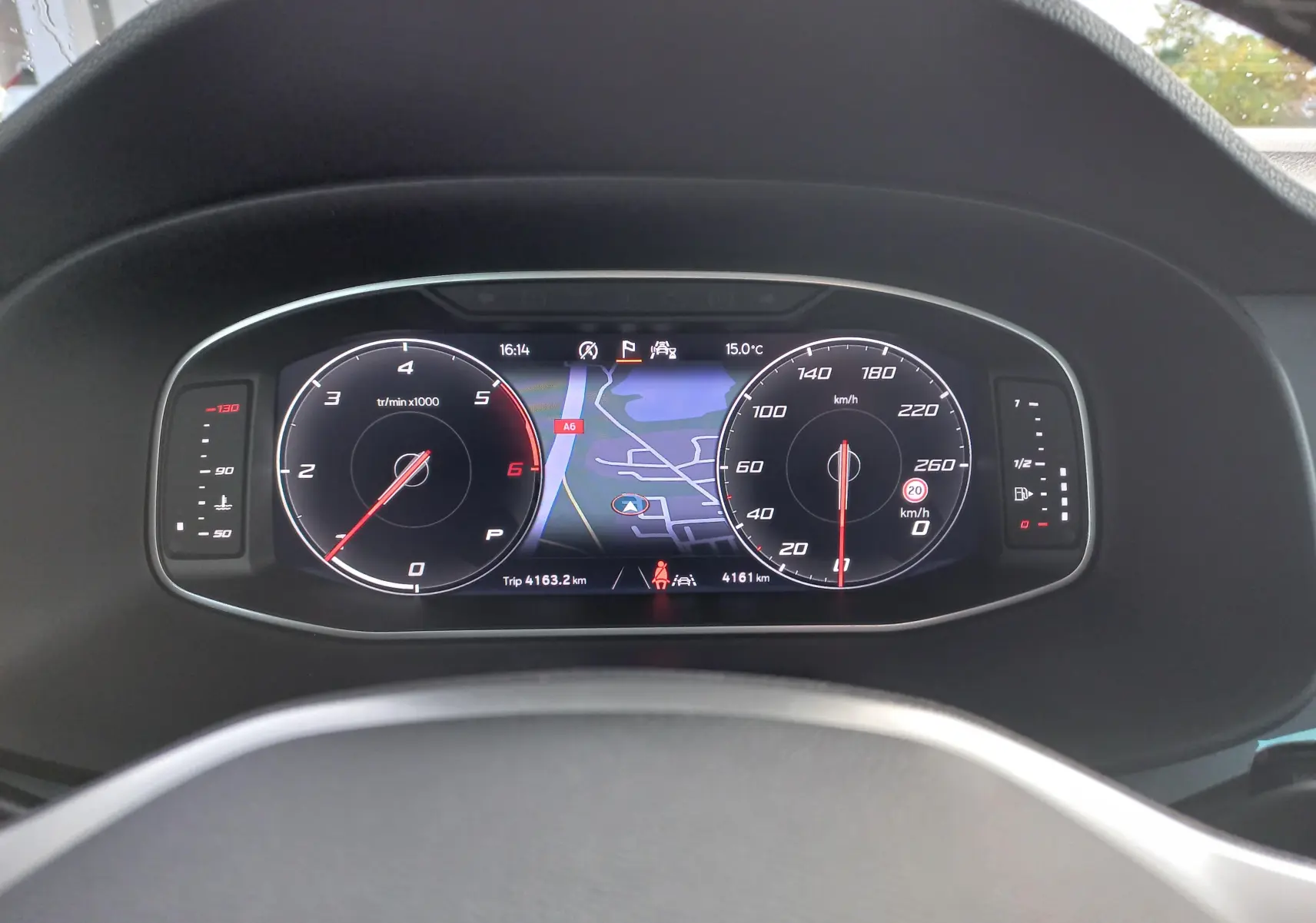 Tableau de bord numérique du SEAT Ateca 2.0 TDI 150 DSG7, affichant compte-tours, vitesse et navigation intégrée.