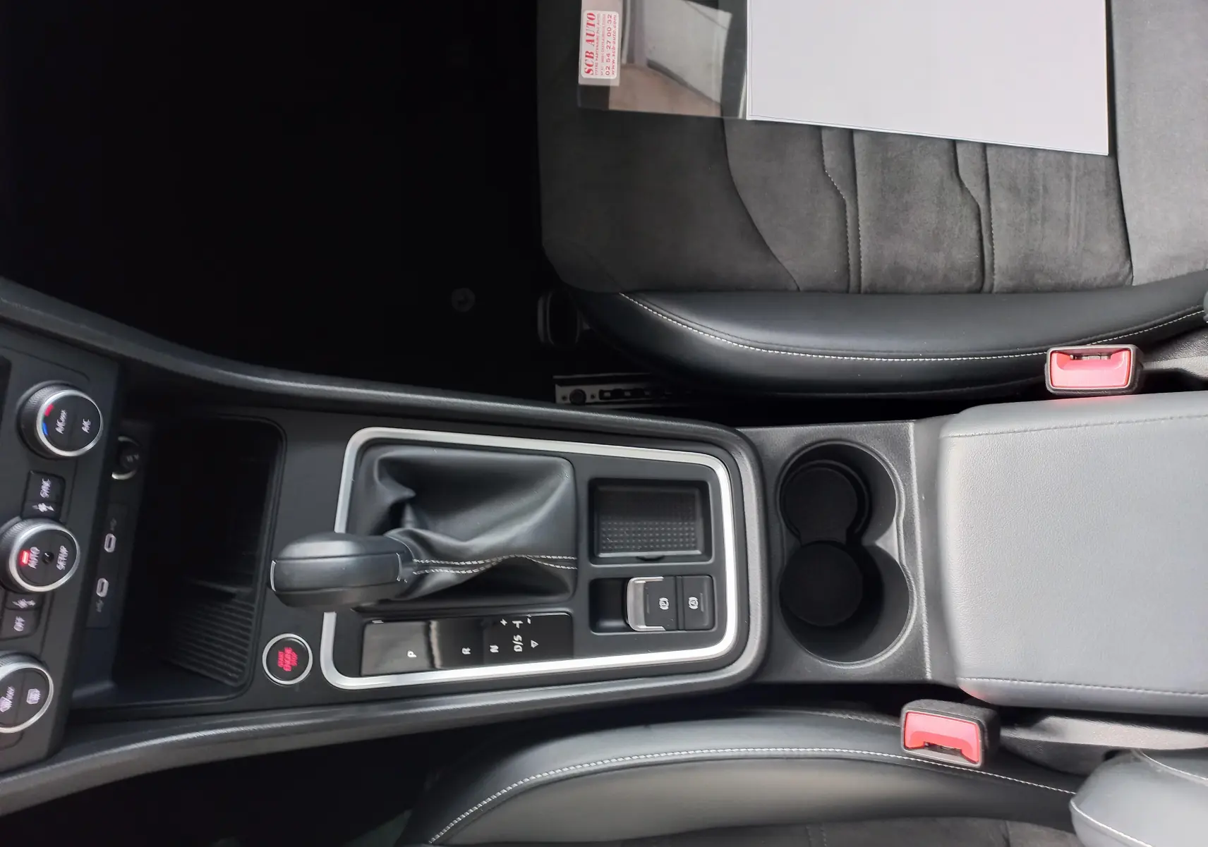Gros plan sur la console centrale et levier de vitesse de la SEAT ATECA 2.0 TDI 150 DSG7 avec sellerie noire et surpiqûres blanches