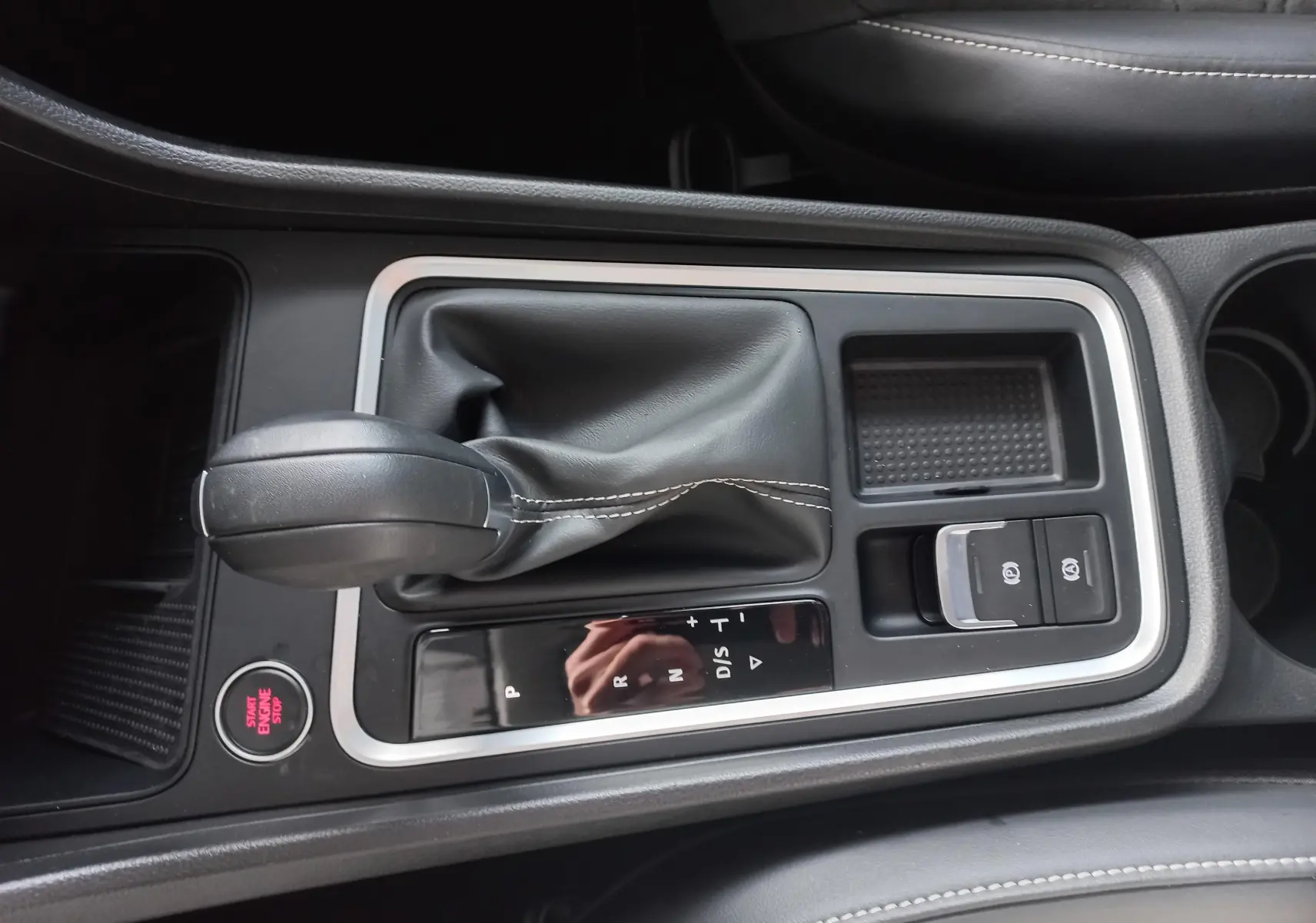 Le levier de vitesses automatique et le bouton Start/Stop du SEAT Ateca 2.0 TDI 150 DSG7 COPA en cuir noir.