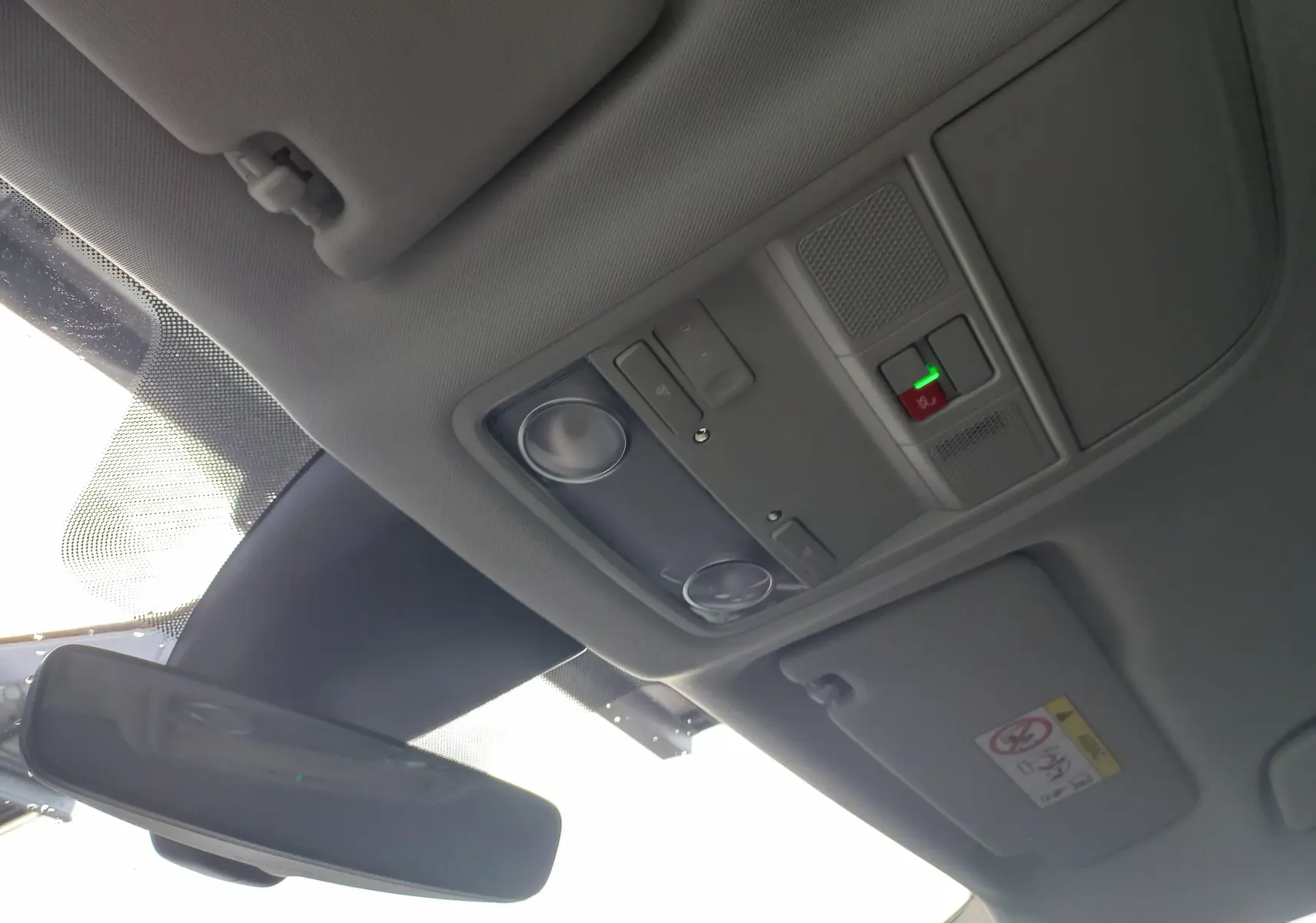 Plafonnier et rétroviseur intérieur du SEAT Ateca 2.0 TDI 150 DSG7 Copa, vue vers le toit côté conducteur.