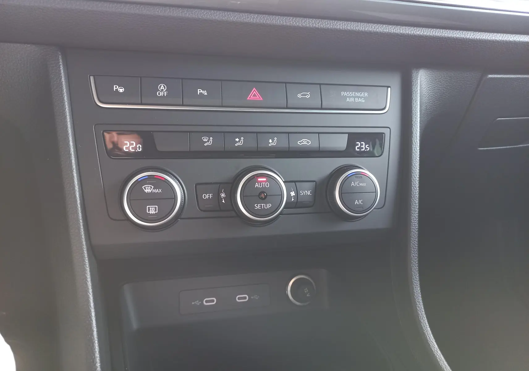 Tableau de bord du SEAT Ateca 2.0 TDI 150 DSG7 COPA 2025, montrant les commandes de climatisation et ports USB.