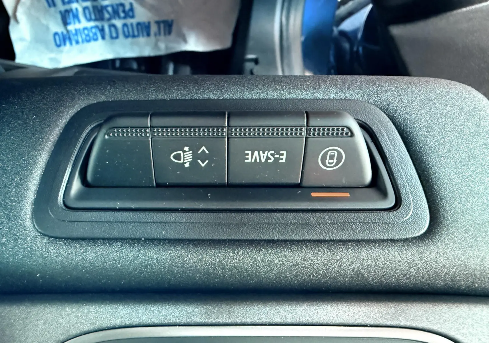 Gros plan sur les boutons de réglage d'éclairage et mode E-SAVE du tableau de bord du Renault Captur E-Tech Hybrid 2025.