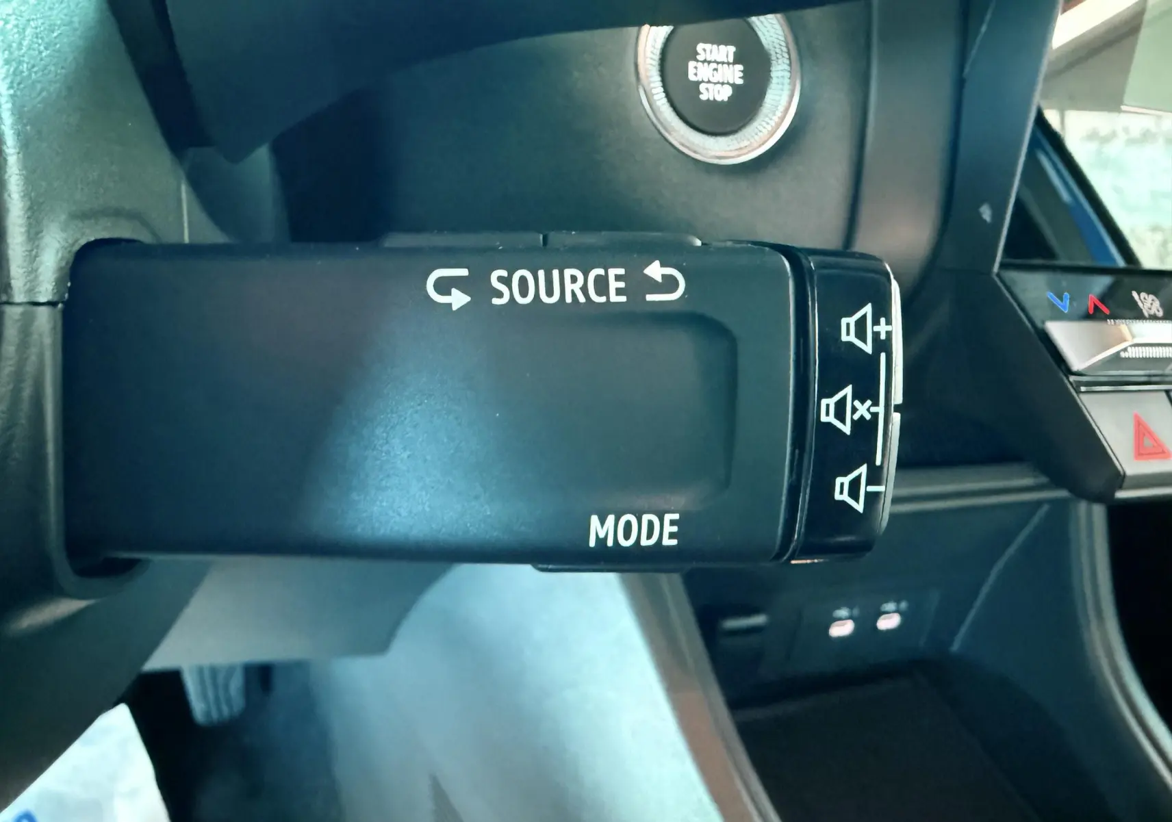 Gros plan sur la commande audio au volant du Renault Captur E-Tech hybride 2025, avec bouton start engine stop visible.