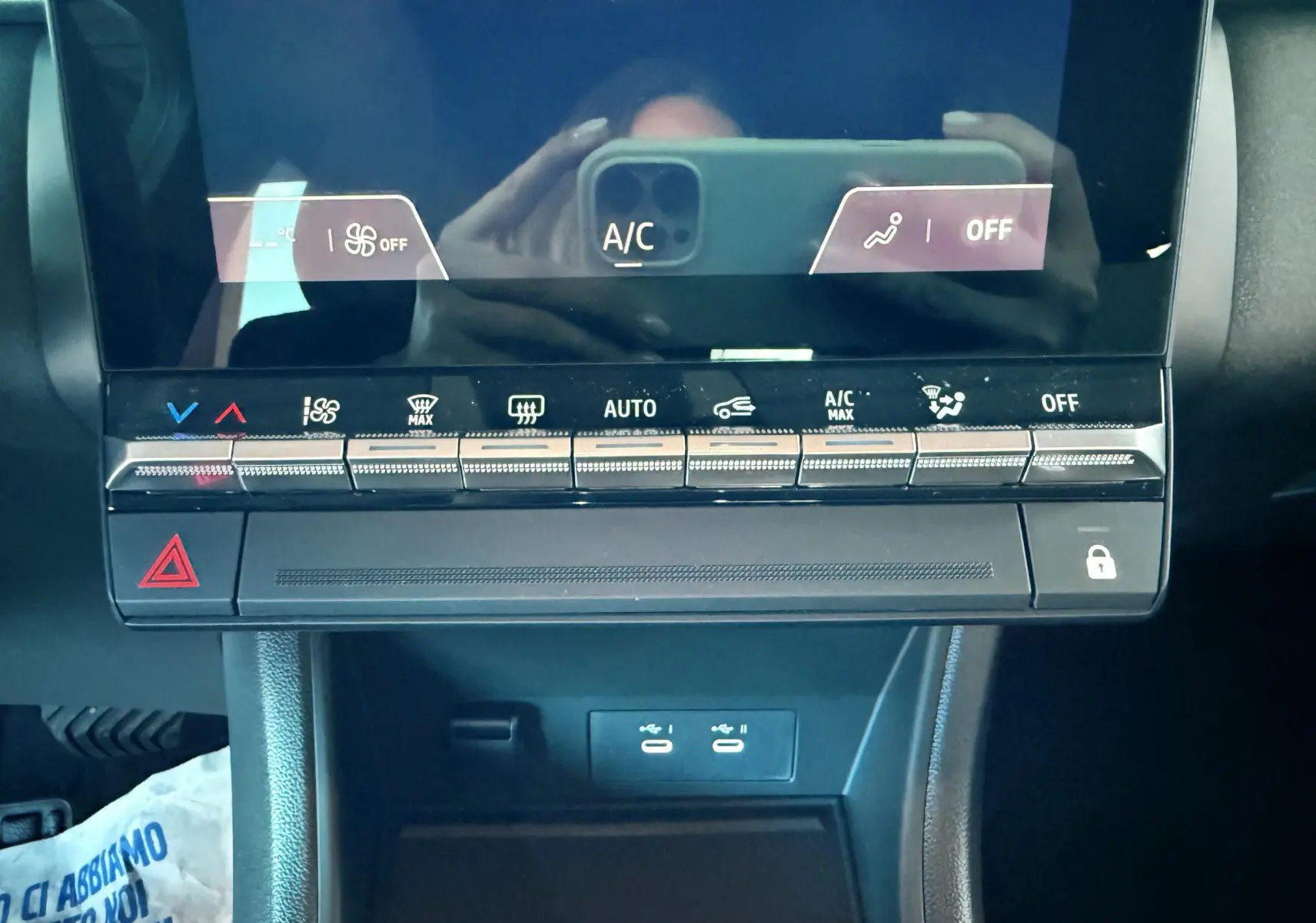 Console centrale du Renault Captur E-Tech hybride 2025 avec commandes climatisation tactiles et ports USB-C lumineux