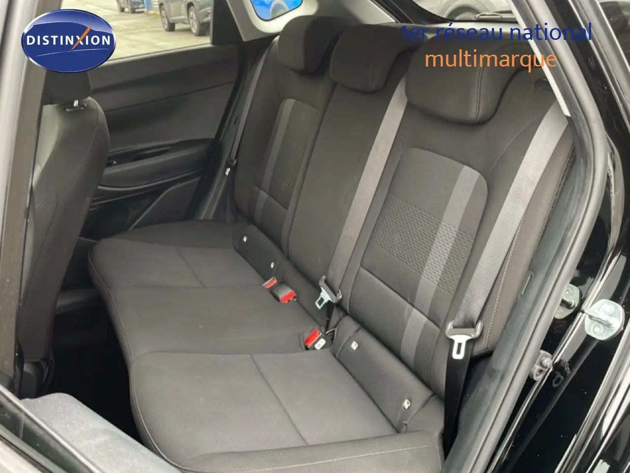 Vue côté droit des sièges arrière en tissu noir de la Hyundai i20 2025 finition Klass noir Phantom Metal.