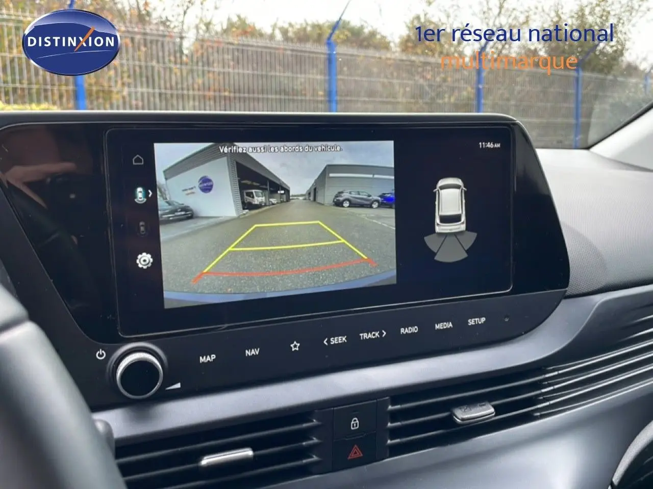 Vue rapprochée de l'écran multimédia affichant la caméra de recul de la Hyundai i20 noire Phantom Metal 2025.